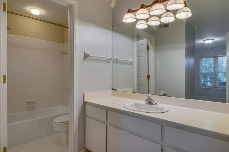 Building Photo - 262 Hillsboro Pl
