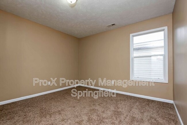 Building Photo - 652 N Belview Ave