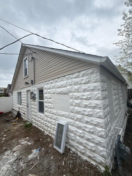 Building Photo - 6211 Aspen Ct