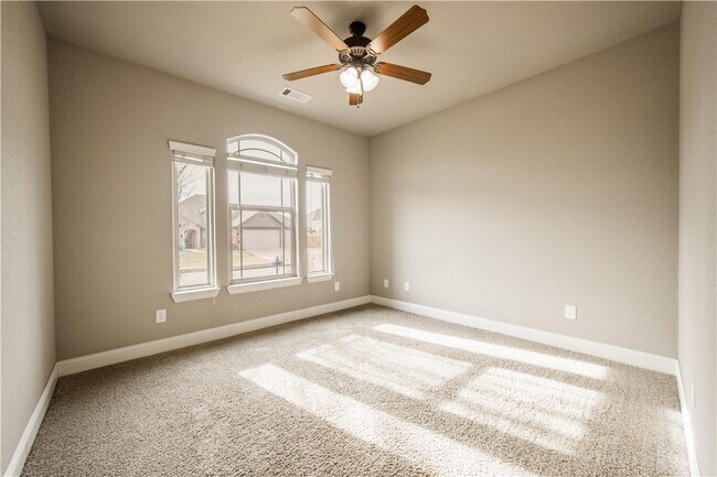 Building Photo - 6101 W Woodbine Dr