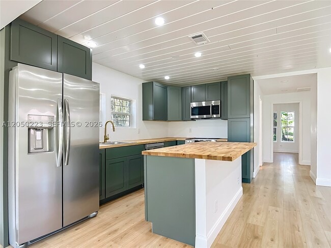 Building Photo - 8781 LAKESHORE Dr