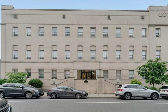 Building Photo - 716 Madison St
