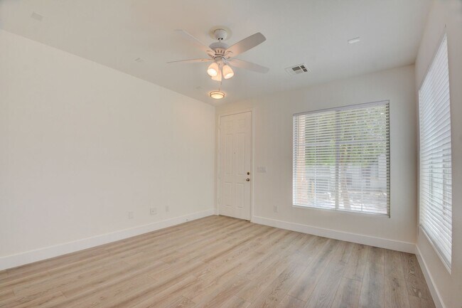 Building Photo - 2 Story 2 Bedroom Gated Community Amazing Location