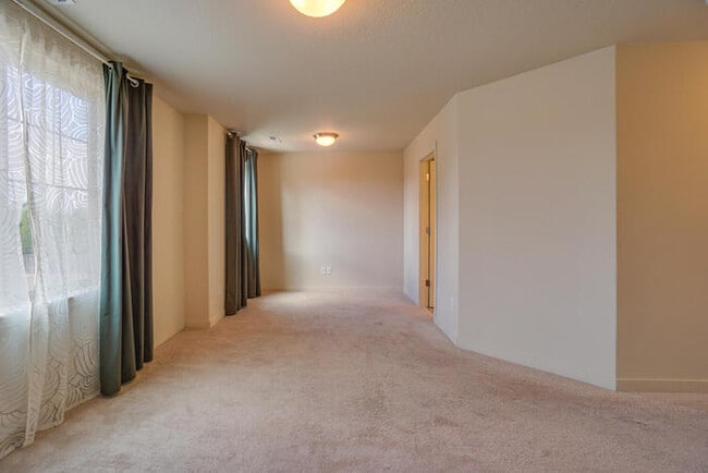 Building Photo - THREE BEDROOM HOUSE