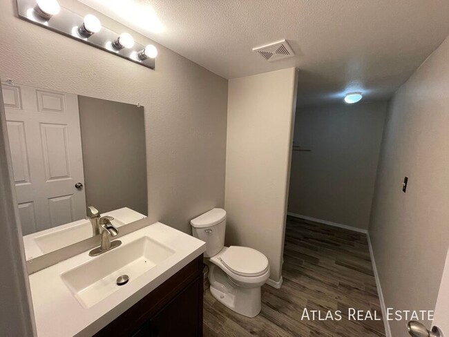 Building Photo - 4920 Braddock Dr