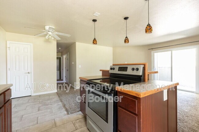 Building Photo - 695 Manhattan Dr