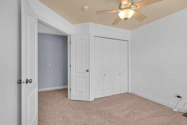 Building Photo - 2093 E View Dr