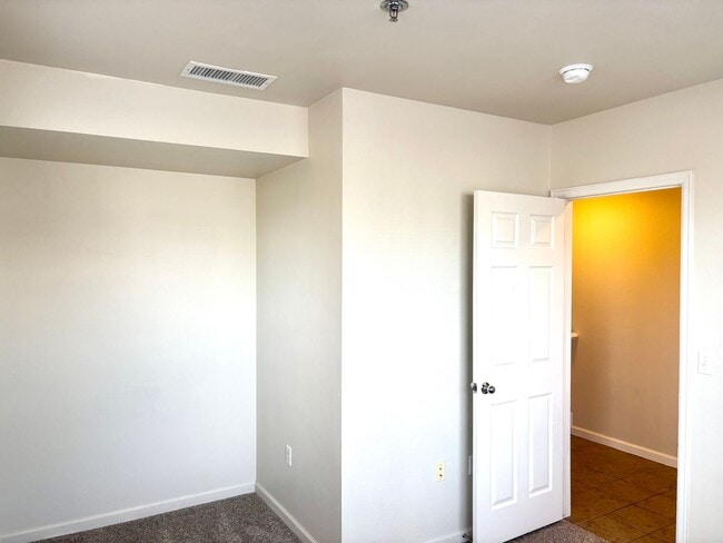 Building Photo - Newly updated 3bd 2.5 bath townhome for rent Aurora CO 80012