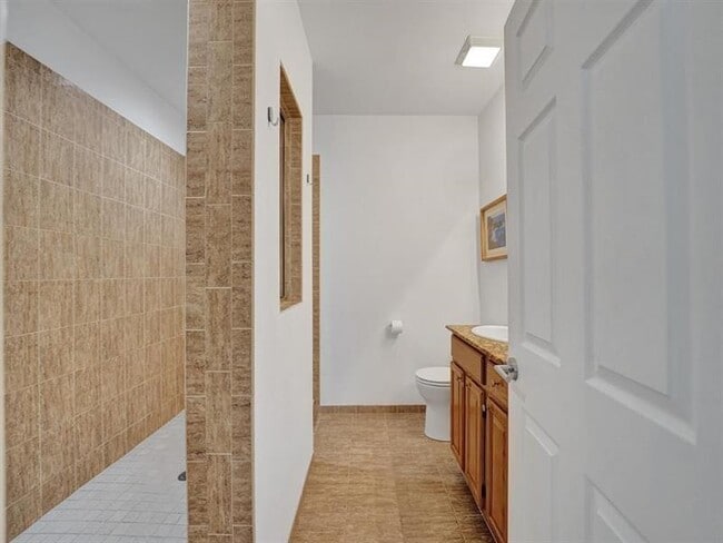 Building Photo - 703 SE 16th Ct