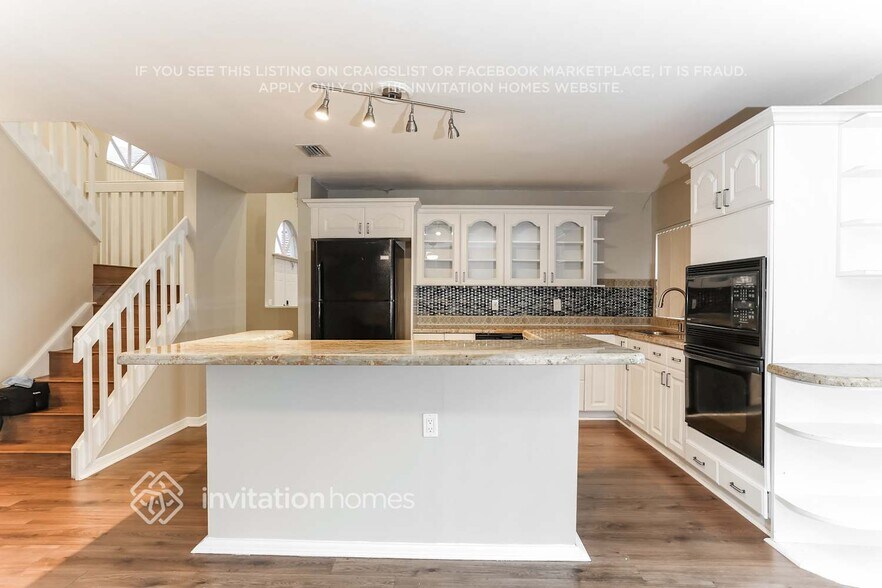 Building Photo - 631 Royal Palm Way