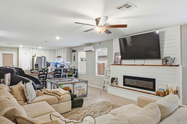 Building Photo - 140 Maverick Cv