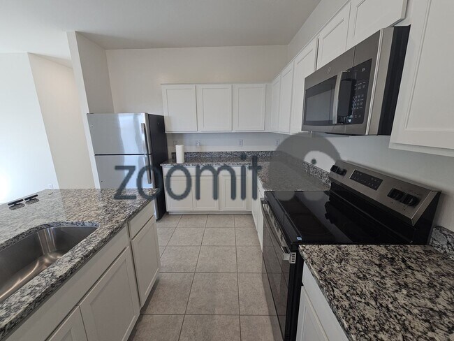 Building Photo - BEAUTIFUL HOME 4 BEDROOMS 3 BATHS!