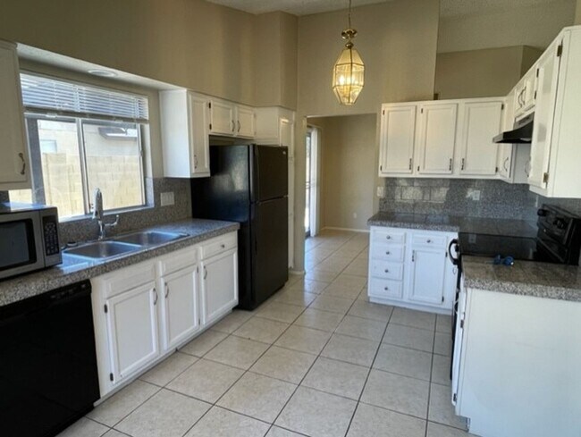 Building Photo - Phoenix 3 Bed, 2 Bath Home with Single Story