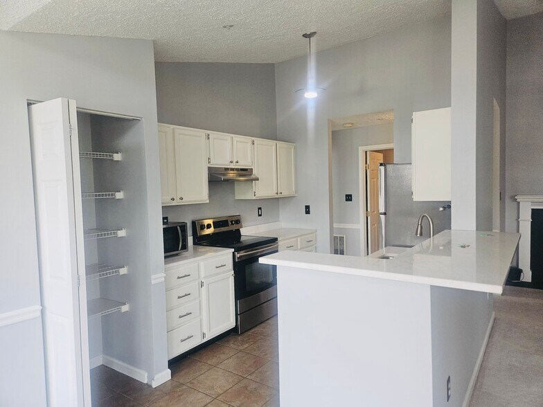 Building Photo - 5650 Wade Ct