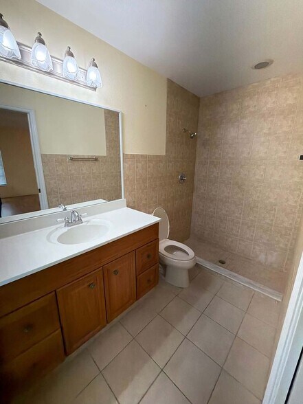 Building Photo - Inviting 3/2 Pool Home With Spacious Lanai and Modern Kitchen