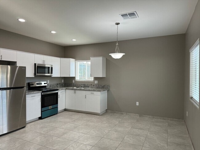 Building Photo - Beautiful Modern 3Bdm 2Ba Home, Easy Access to I-10, Must See!