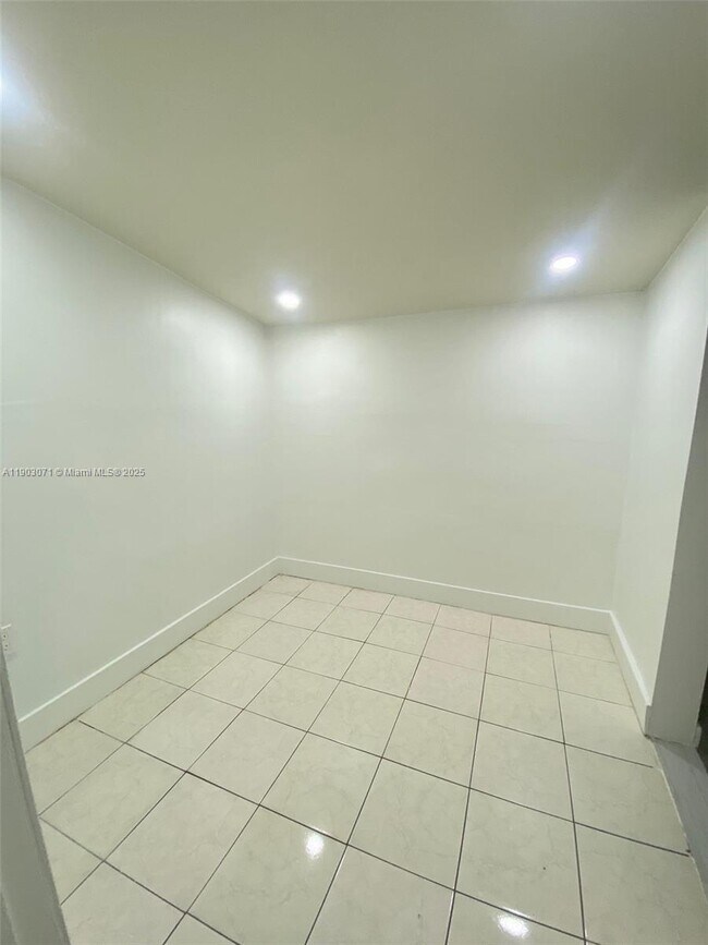 Building Photo - 2024 NE 183rd St