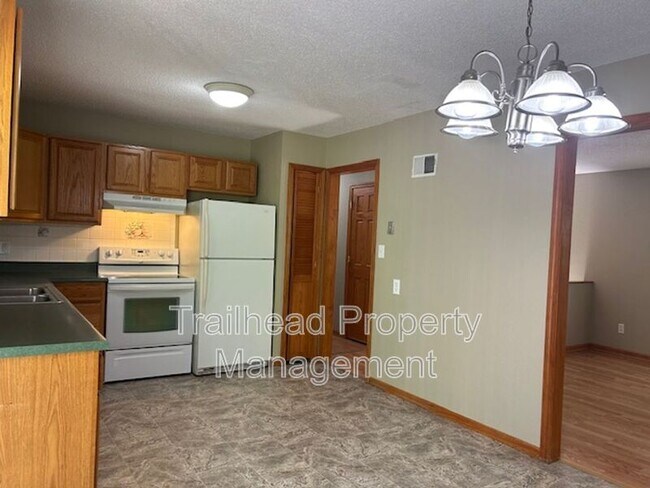 Building Photo - 401 SW Stoney Brook Ln