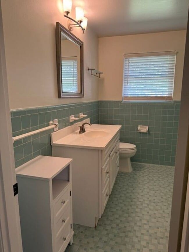 Building Photo - Thunderbolt Charm Meets Modern Comfort