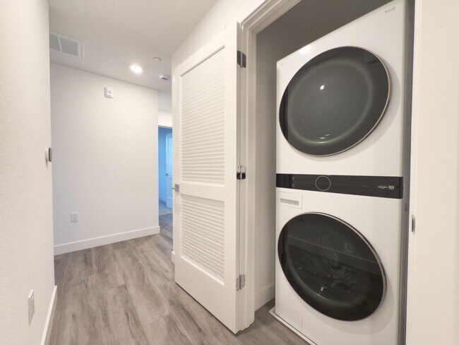 Building Photo - 1303 Besra Ter