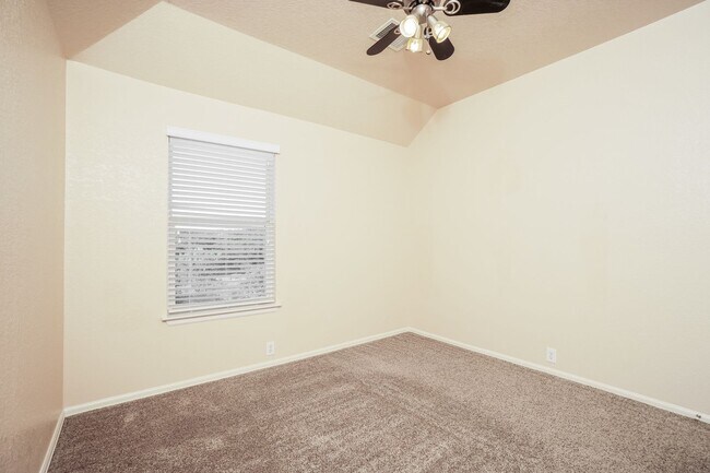 Building Photo - 5 Bedroom in Lakeside at Canyon Springs!