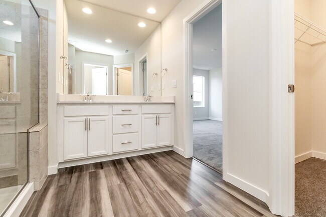 Building Photo - Scenic Auburn Living with Modern Comfort & Easy Seattle/Tacoma Access