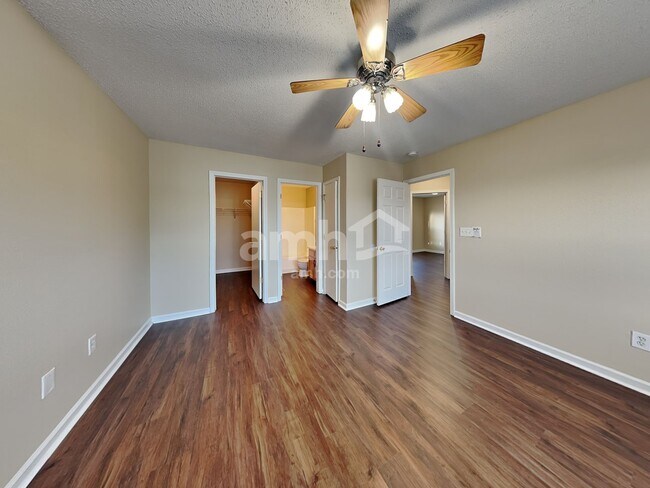 Building Photo - 1685 Willowview Ln