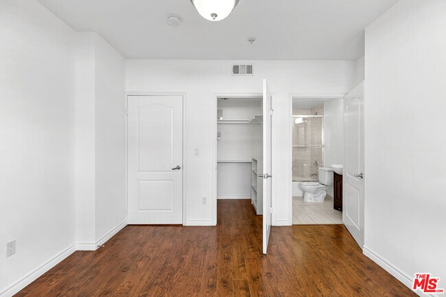 Building Photo - 5633 Carlton Way