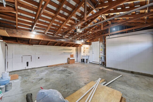 Building Photo - Move-In Ready Blossom Hill Gem – New Bathrooms and many upgrades!