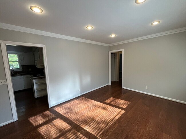 Building Photo - Move In Ready!! Cozy Brick Home, in North Columbus. Located off of Airport Thruway!! HAPP Accepted.