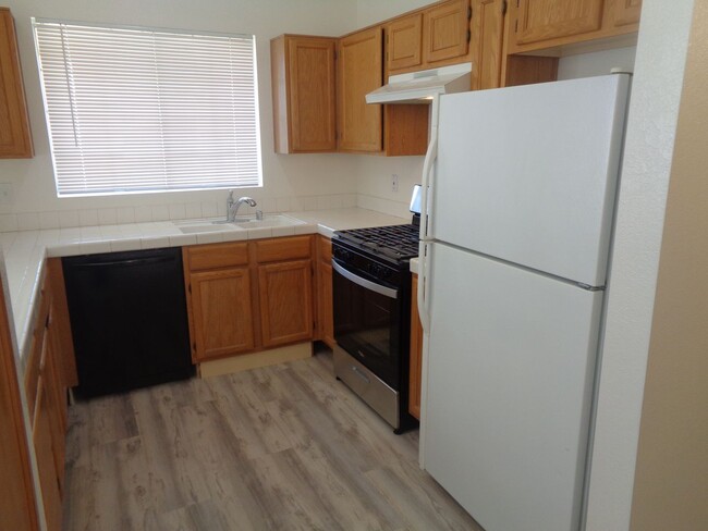 Building Photo - Cute and Clean 2 Bedroom Rosamond Home