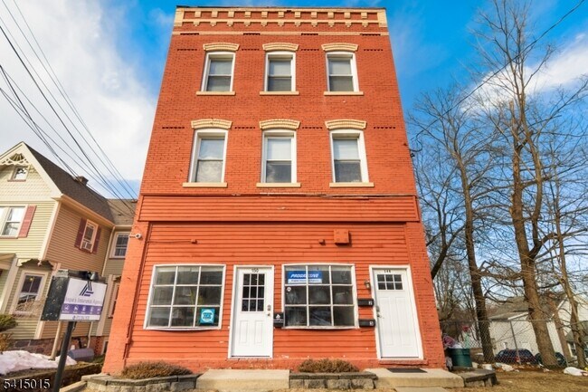 Building Photo - 150 E Main St