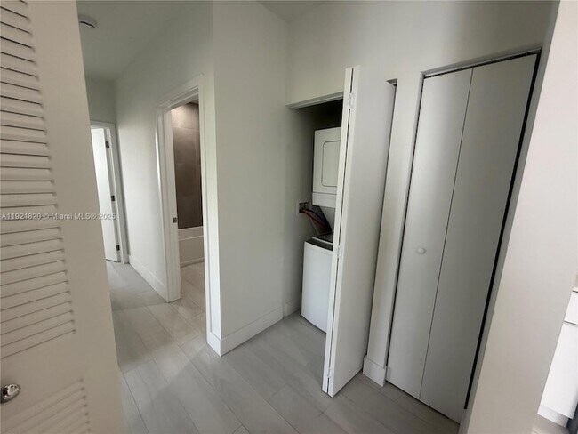 Building Photo - 909 E 24th St