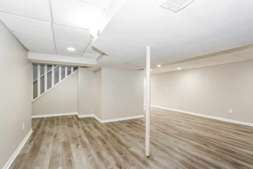 Building Photo - 8402 Lucerne Dr