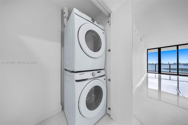 Building Photo - 700 NE 24th St