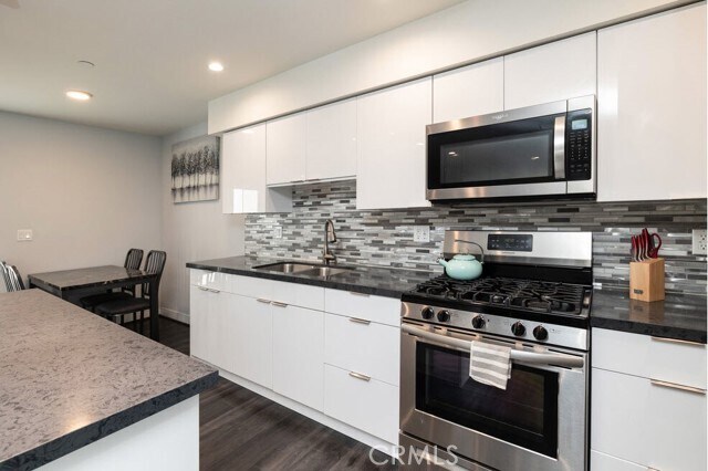 Building Photo - 2651 S Hobart Blvd