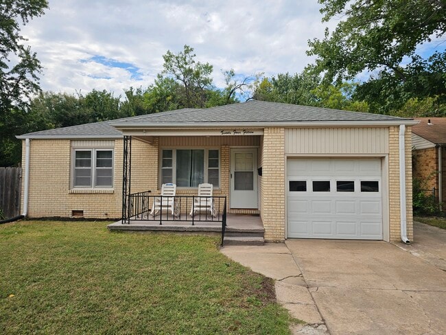 Building Photo - 2415 S Poplar Dr