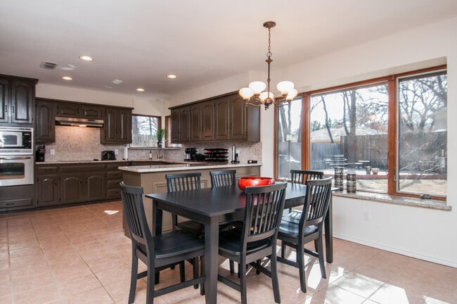 Building Photo - 2947 Southridge Dr