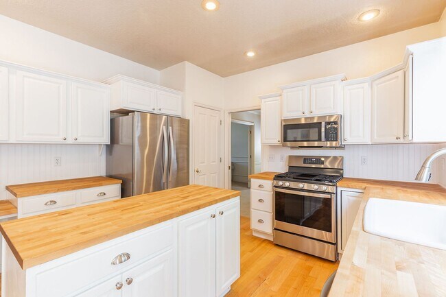 Building Photo - 3 Bed 2.5 Bath In The Heart Of Eagle