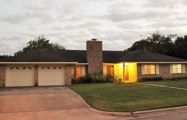 Building Photo - 881 High Oaks Dr