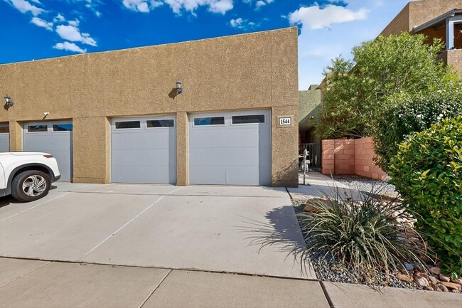 Building Photo - Executive 2 story Town house 4 Bedroom 3 b...