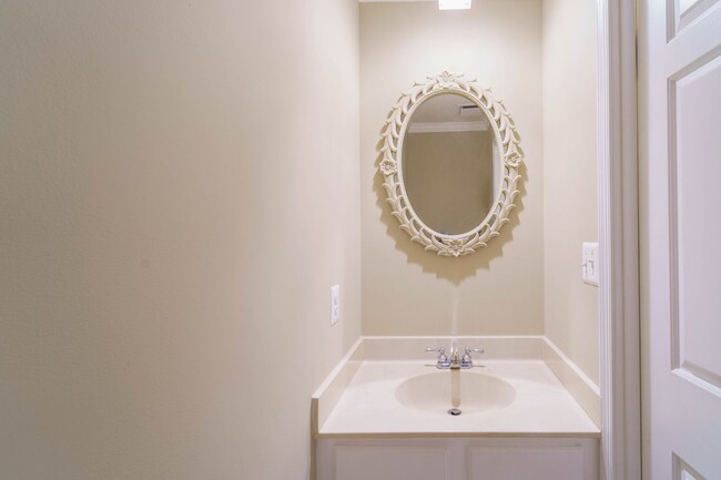 Building Photo - 2 Bedroom 2.5 Bath Condo in Chevy Chase