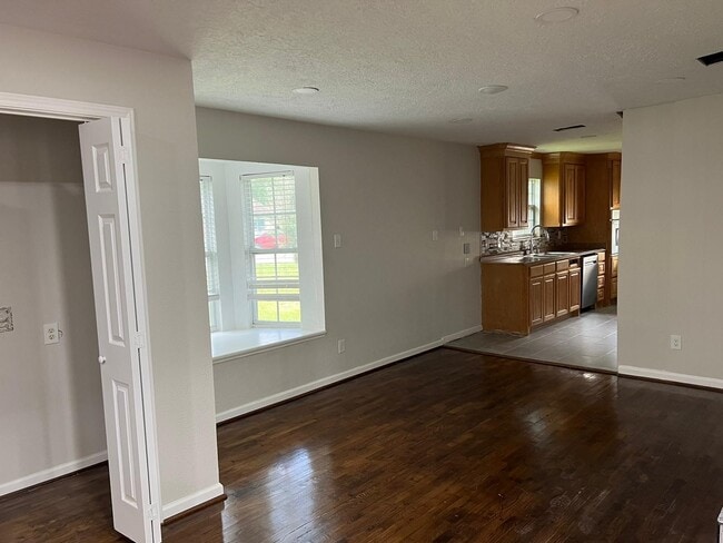 Building Photo - 2522 Kingsdale Dr