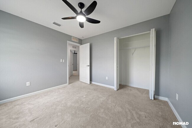 Building Photo - Spacious 5BR House in Fort Pierce, minutes...