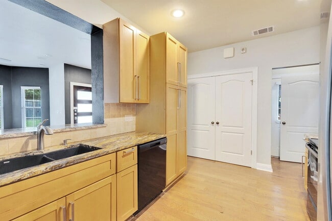 Building Photo - 2358 Wilson St