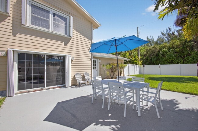 Building Photo - 2025 Jimmy Buffett Mem Hwy