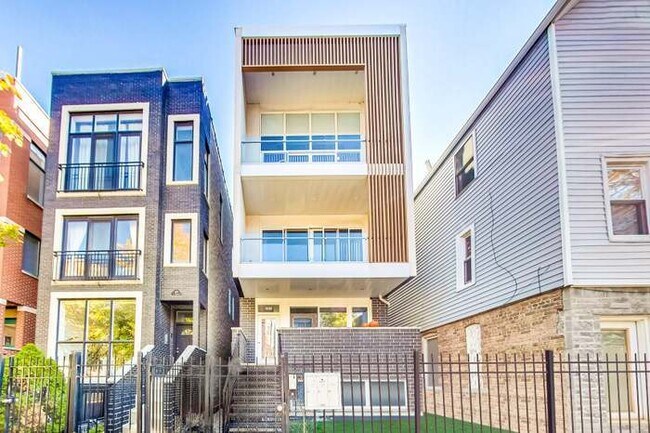 Building Photo - 1021 N Hermitage Ave