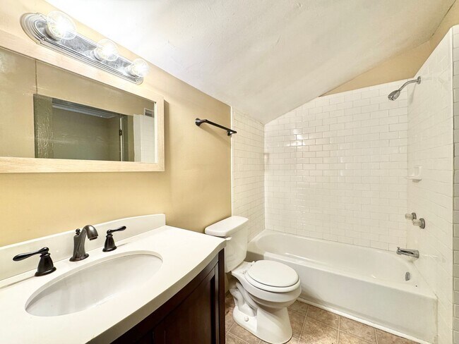 Building Photo - 2 Bedroom in College Hill Convenient to UN...