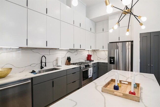 Building Photo - 511 Memorial Heights Dr