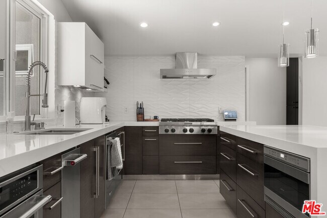 Building Photo - 20159 Hatteras St